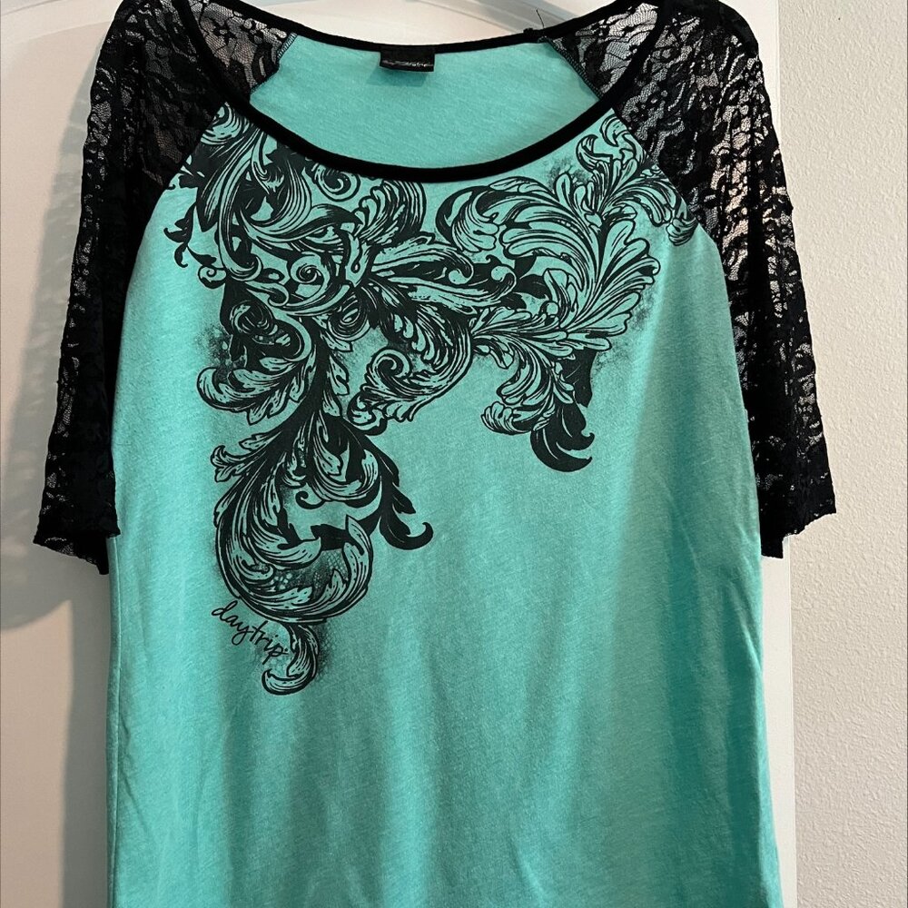 Daytrip top with black lace sleeves